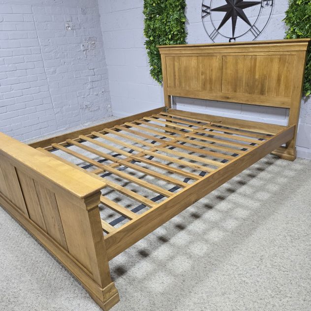 Explore the timeless quality of the Oak Furniture Land French Farmhouse Rustic Solid Oak King-Size Bed, now available second hand at DecorDeluxe.club. Save over 60% on this premium piece. Explore the timeless quality of the Oak Furniture Land French Farmhouse Rustic Solid Oak King-Size Bed, now available second hand at DecorDeluxe.club. Save over 60% on this premium piece.