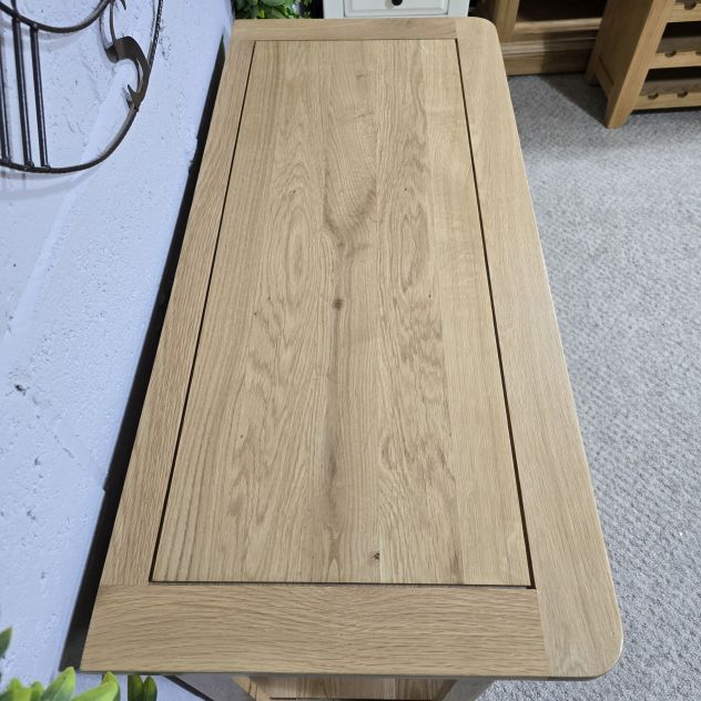 Peek inside its story... then write your own chapter with this PreLoved Oak FurnitureLand Canterbury console table. Peek inside its story... then write your own chapter with this PreLoved Oak FurnitureLand Canterbury console table.