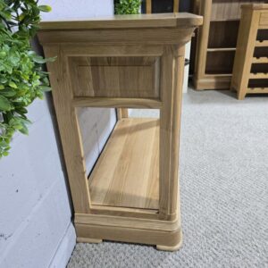 Peek inside its story... then write your own chapter with this PreLoved Oak FurnitureLand Canterbury console table. Peek inside its story... then write your own chapter with this PreLoved Oak FurnitureLand Canterbury console table.