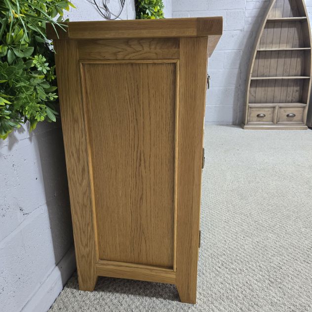 Peek inside its story... then write your own chapter with this second hand Barker and Stonehouse solid oak sideboard. Peek inside its story... then write your own chapter with this second hand Barker and Stonehouse solid oak sideboard.