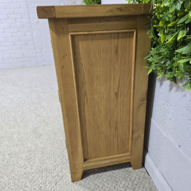 Peek inside its story... then write your own chapter with this second hand Barker and Stonehouse solid oak sideboard. Peek inside its story... then write your own chapter with this second hand Barker and Stonehouse solid oak sideboard.