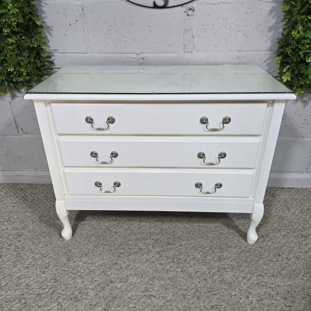 Pre-Owned White Solid Wood Chest of Drawers with Glass Top Pre-Owned White Solid Wood Chest of Drawers with Glass Top