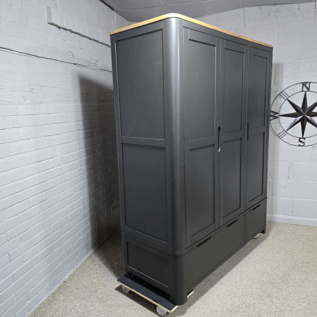 Grove Triple Wardrobe in Solid Oak - Pre-owned Elegance Grove Triple Wardrobe in Solid Oak - Pre-owned Elegance