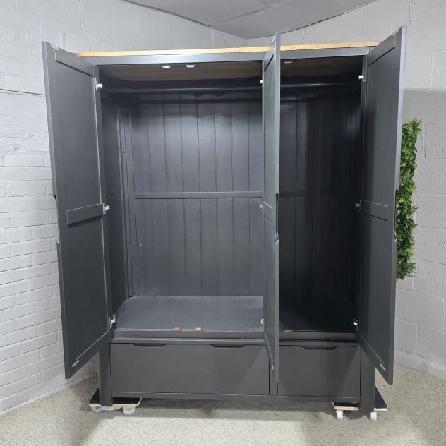 Grove Triple Wardrobe in Solid Oak - Pre-owned Elegance Grove Triple Wardrobe in Solid Oak - Pre-owned Elegance