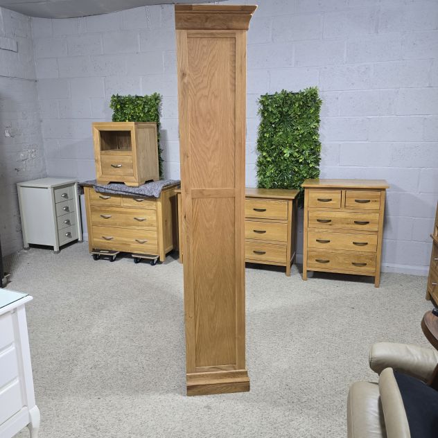 Elegant PreLoved Barker and Stonehouse Solid Oak Display Unit with Dovetail Joints and Adjustable Shelves Elegant PreLoved Barker and Stonehouse Solid Oak Display Unit with Dovetail Joints and Adjustable Shelves