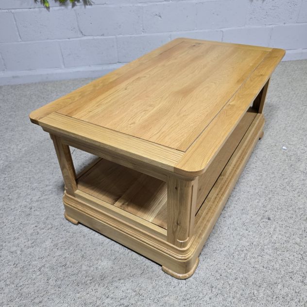 Canterbury Coffee Table: Timeless Elegance in Solid Oak, Second Hand Canterbury Coffee Table: Timeless Elegance in Solid Oak, Second Hand