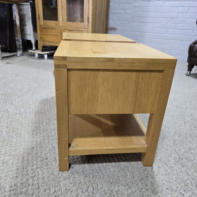 Save on Pre-loved Oak Side Tables Save on Pre-loved Oak Side Tables