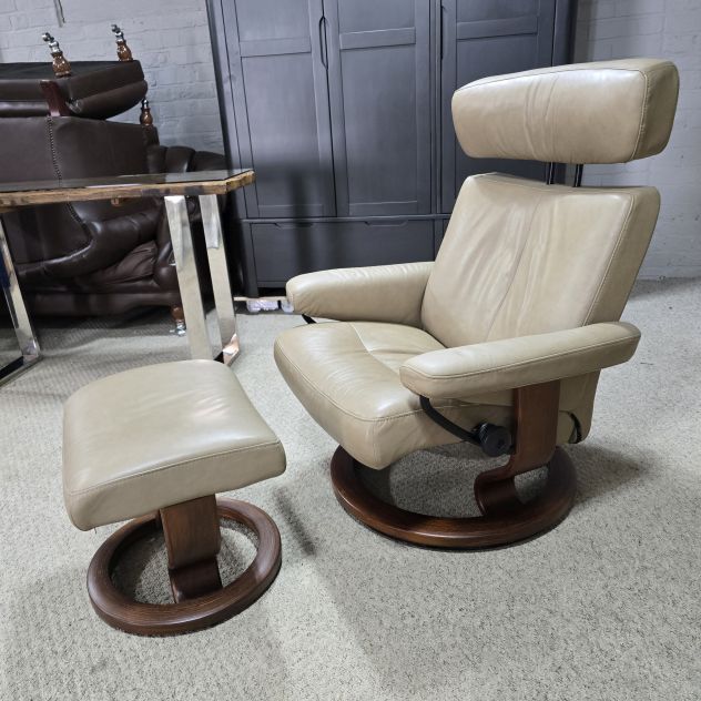 Second hand Ekornes Stressless Pegasus armchair and footstool in beige-green leather, perfect for ergonomic comfort and style. Second hand Ekornes Stressless Pegasus armchair and footstool in beige-green leather, perfect for ergonomic comfort and style.