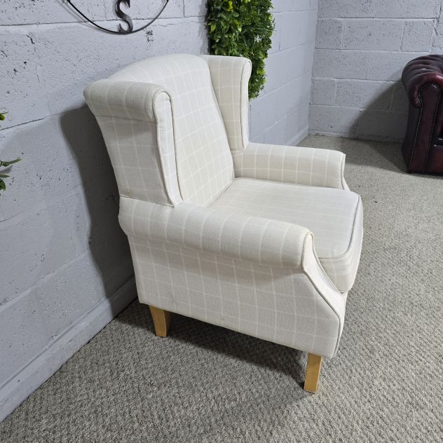 PreLoved Wingback Armchair with Queen Anne Legs in Tweed Fabric - Add Elegance to Any Room PreLoved Wingback Armchair with Queen Anne Legs in Tweed Fabric - Add Elegance to Any Room