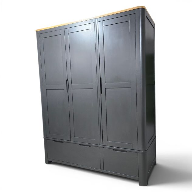 Grove Triple Wardrobe in Solid Oak - Pre-owned Elegance Grove Triple Wardrobe in Solid Oak - Pre-owned Elegance