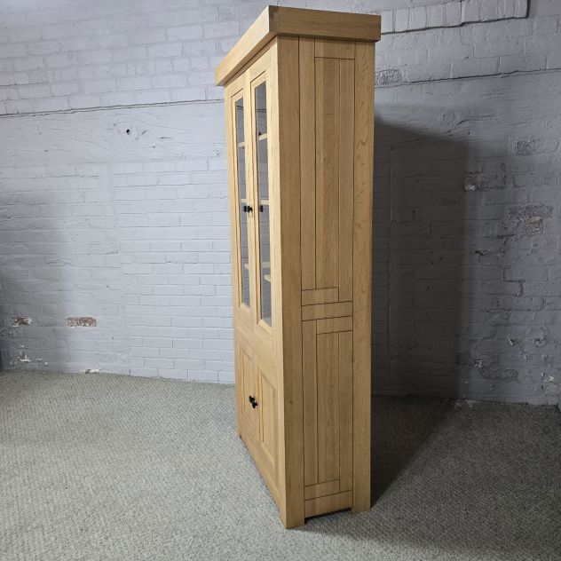 Peek inside its story... then write your own chapter. This second-hand solid oak display unit is waiting for you. Peek inside its story... then write your own chapter. This second-hand solid oak display unit is waiting for you.