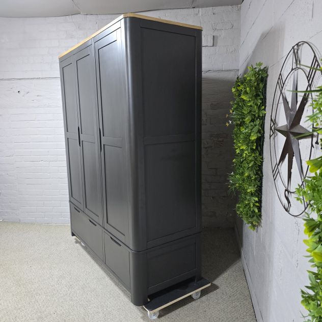 Grove Triple Wardrobe in Solid Oak - Pre-owned Elegance Grove Triple Wardrobe in Solid Oak - Pre-owned Elegance