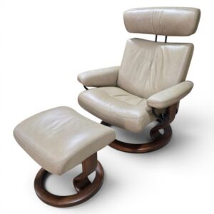 Second hand Ekornes Stressless Pegasus armchair and footstool in beige-green leather, perfect for ergonomic comfort and style. Second hand Ekornes Stressless Pegasus armchair and footstool in beige-green leather, perfect for ergonomic comfort and style.