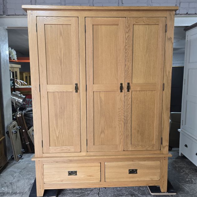 Pre-loved Solid Oak Triple Wardrobe: Timeless Quality at a Fraction of the Cost Pre-loved Solid Oak Triple Wardrobe: Timeless Quality at a Fraction of the Cost