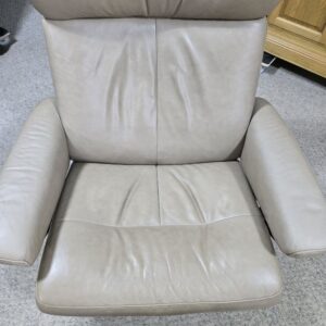 Second hand Ekornes Stressless Pegasus armchair and footstool in beige-green leather, perfect for ergonomic comfort and style. Second hand Ekornes Stressless Pegasus armchair and footstool in beige-green leather, perfect for ergonomic comfort and style.