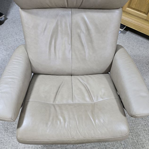 Second hand Ekornes Stressless Pegasus armchair and footstool in beige-green leather, perfect for ergonomic comfort and style. Second hand Ekornes Stressless Pegasus armchair and footstool in beige-green leather, perfect for ergonomic comfort and style.