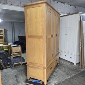 Pre-loved Solid Oak Triple Wardrobe: Timeless Quality at a Fraction of the Cost Pre-loved Solid Oak Triple Wardrobe: Timeless Quality at a Fraction of the Cost