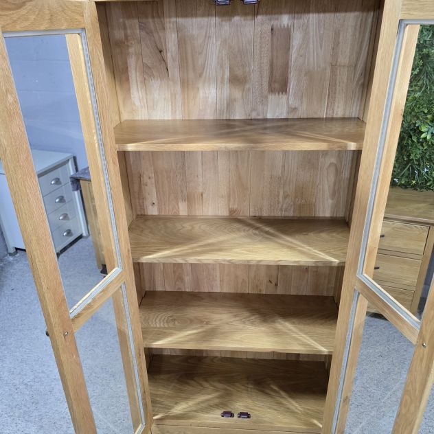 Elegant PreLoved Barker and Stonehouse Solid Oak Display Unit with Dovetail Joints and Adjustable Shelves Elegant PreLoved Barker and Stonehouse Solid Oak Display Unit with Dovetail Joints and Adjustable Shelves