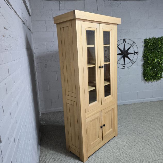 Peek inside its story... then write your own chapter. This second-hand solid oak display unit is waiting for you. Peek inside its story... then write your own chapter. This second-hand solid oak display unit is waiting for you.
