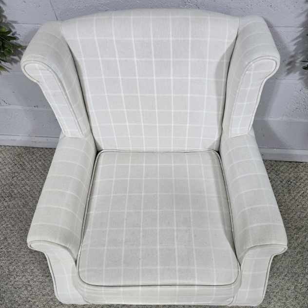 PreLoved Wingback Armchair with Queen Anne Legs in Tweed Fabric - Add Elegance to Any Room PreLoved Wingback Armchair with Queen Anne Legs in Tweed Fabric - Add Elegance to Any Room