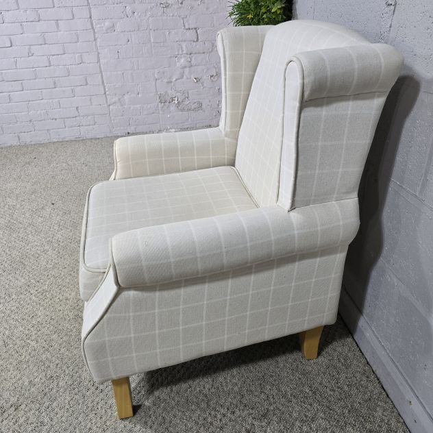 PreLoved Wingback Armchair with Queen Anne Legs in Tweed Fabric - Add Elegance to Any Room PreLoved Wingback Armchair with Queen Anne Legs in Tweed Fabric - Add Elegance to Any Room