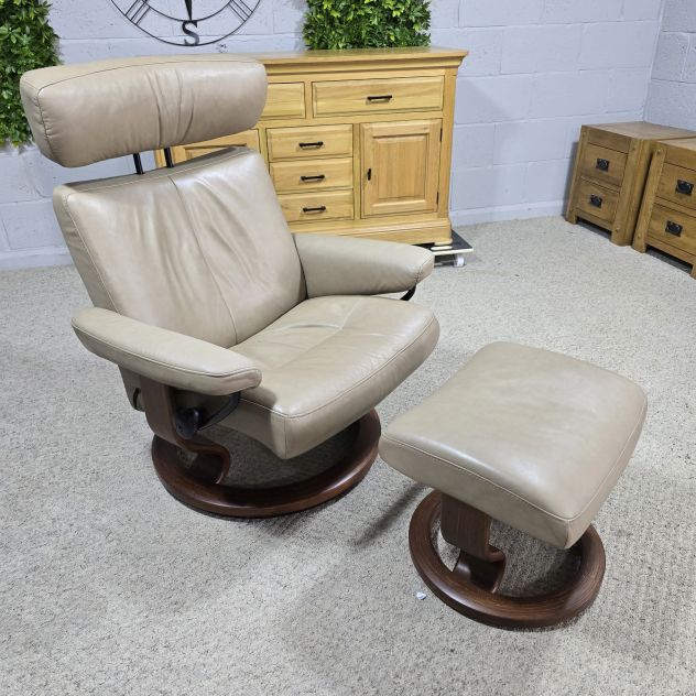 Second hand Ekornes Stressless Pegasus armchair and footstool in beige-green leather, perfect for ergonomic comfort and style. Second hand Ekornes Stressless Pegasus armchair and footstool in beige-green leather, perfect for ergonomic comfort and style.
