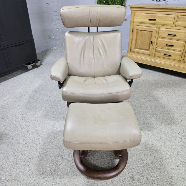 Second hand Ekornes Stressless Pegasus armchair and footstool in beige-green leather, perfect for ergonomic comfort and style. Second hand Ekornes Stressless Pegasus armchair and footstool in beige-green leather, perfect for ergonomic comfort and style.