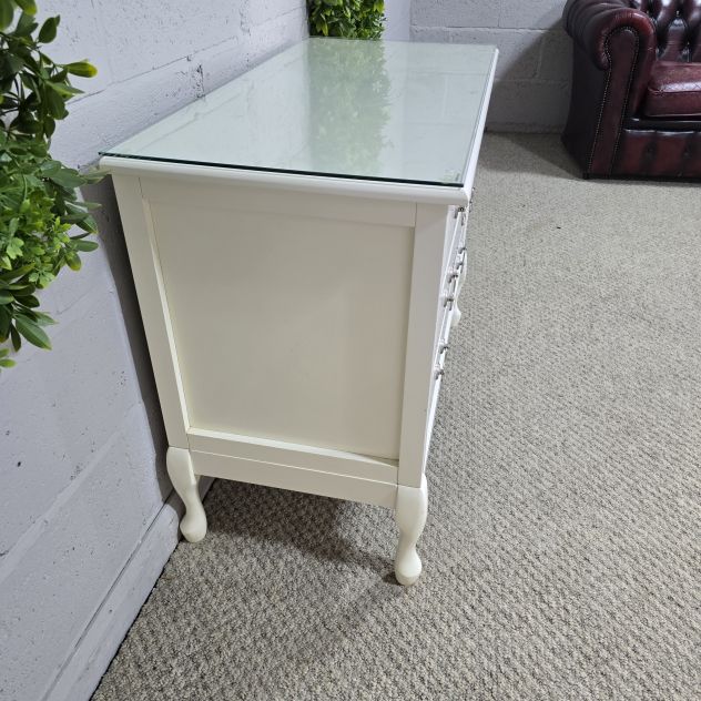 Pre-Owned White Solid Wood Chest of Drawers with Glass Top Pre-Owned White Solid Wood Chest of Drawers with Glass Top