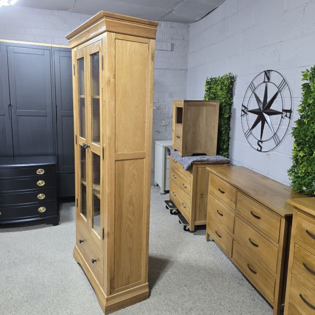 Elegant PreLoved Barker and Stonehouse Solid Oak Display Unit with Dovetail Joints and Adjustable Shelves Elegant PreLoved Barker and Stonehouse Solid Oak Display Unit with Dovetail Joints and Adjustable Shelves