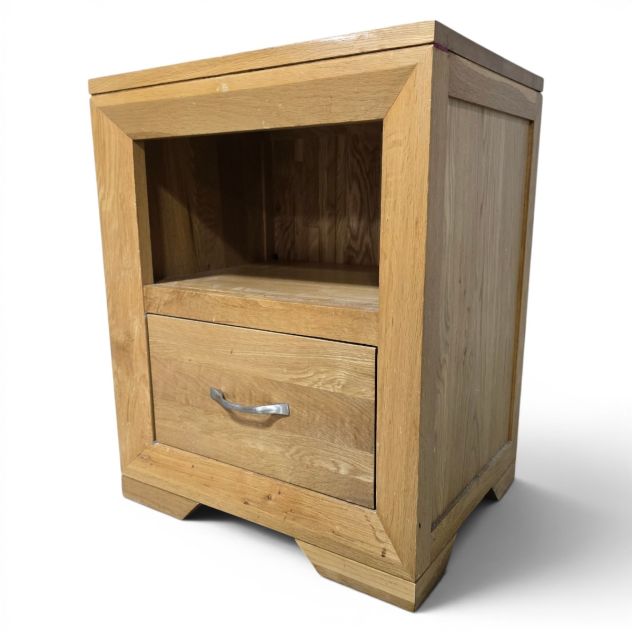 Bevel Natural Solid Oak Bedside Table - Second-Hand Elegance Bevel Natural Solid Oak Bedside Table - Second-Hand Elegance
