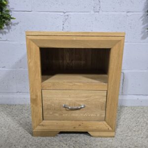 Bevel Natural Solid Oak Bedside Table - Second-Hand Elegance Bevel Natural Solid Oak Bedside Table - Second-Hand Elegance