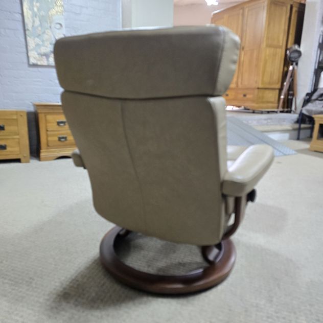 Second hand Ekornes Stressless Pegasus armchair and footstool in beige-green leather, perfect for ergonomic comfort and style. Second hand Ekornes Stressless Pegasus armchair and footstool in beige-green leather, perfect for ergonomic comfort and style.