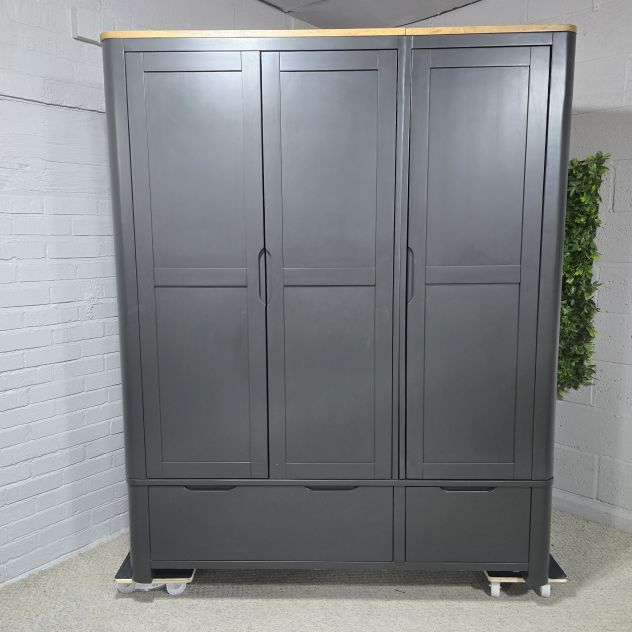 Grove Triple Wardrobe in Solid Oak - Pre-owned Elegance Grove Triple Wardrobe in Solid Oak - Pre-owned Elegance