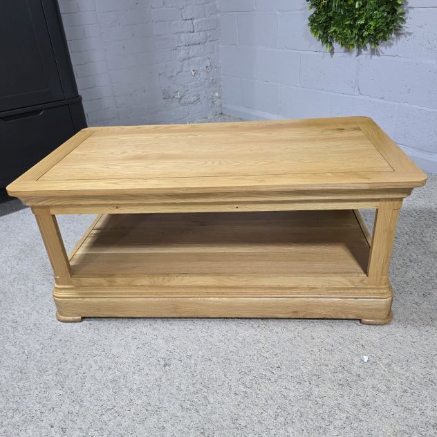 Canterbury Coffee Table: Timeless Elegance in Solid Oak, Second Hand Canterbury Coffee Table: Timeless Elegance in Solid Oak, Second Hand