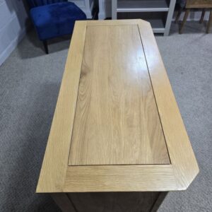 Peek inside its story... then write your own chapter with this second-hand Oak Furniture Land Edinburgh Chest of Drawers. Peek inside its story... then write your own chapter with this second-hand Oak Furniture Land Edinburgh Chest of Drawers.