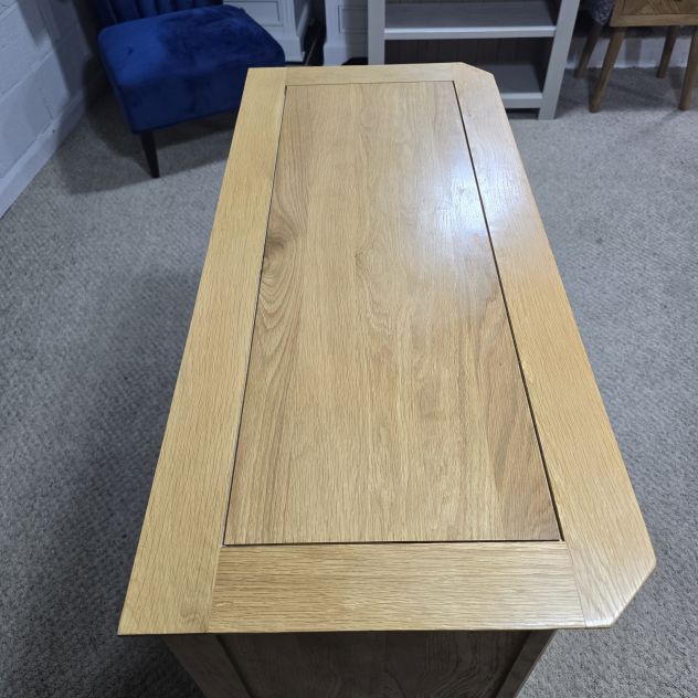 Peek inside its story... then write your own chapter with this second-hand Oak Furniture Land Edinburgh Chest of Drawers. Peek inside its story... then write your own chapter with this second-hand Oak Furniture Land Edinburgh Chest of Drawers.