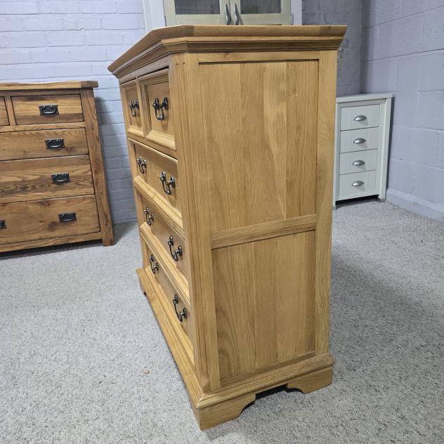 Peek inside its story... then write your own chapter with this second-hand Oak Furniture Land Edinburgh Chest of Drawers. Peek inside its story... then write your own chapter with this second-hand Oak Furniture Land Edinburgh Chest of Drawers.