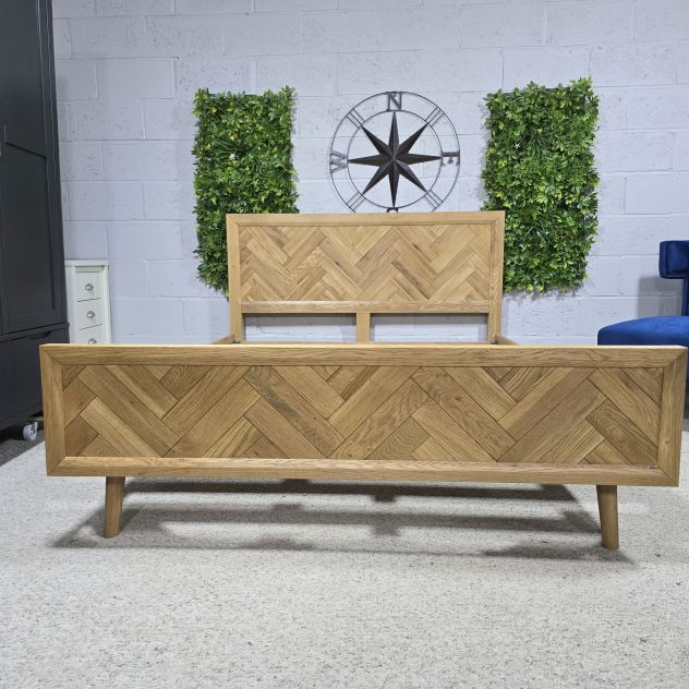 PreLoved Oak FurnitureLand Parquet King-Size Bed Frame - Solid Oak, Herringbone Pattern, Mid-Century Design PreLoved Oak FurnitureLand Parquet King-Size Bed Frame - Solid Oak, Herringbone Pattern, Mid-Century Design