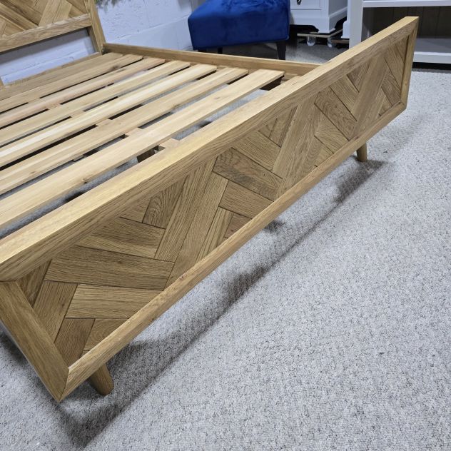 PreLoved Oak FurnitureLand Parquet King-Size Bed Frame - Solid Oak, Herringbone Pattern, Mid-Century Design PreLoved Oak FurnitureLand Parquet King-Size Bed Frame - Solid Oak, Herringbone Pattern, Mid-Century Design