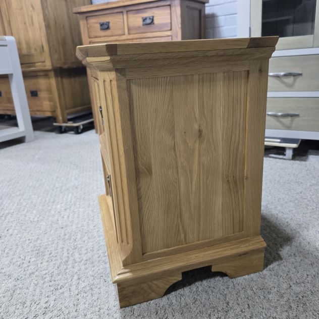 Peek inside its story... then write your own chapter with this PreLoved Oak FurnitureLand Edinburgh bedside table Peek inside its story... then write your own chapter with this PreLoved Oak FurnitureLand Edinburgh bedside table