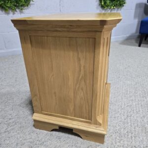 Peek inside its story... then write your own chapter with this PreLoved Oak FurnitureLand Edinburgh bedside table Peek inside its story... then write your own chapter with this PreLoved Oak FurnitureLand Edinburgh bedside table