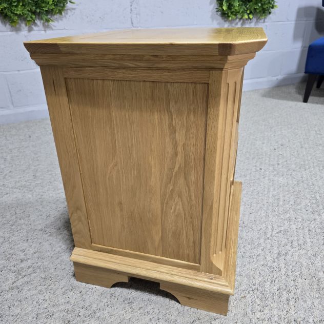 Peek inside its story... then write your own chapter with this PreLoved Oak FurnitureLand Edinburgh bedside table Peek inside its story... then write your own chapter with this PreLoved Oak FurnitureLand Edinburgh bedside table