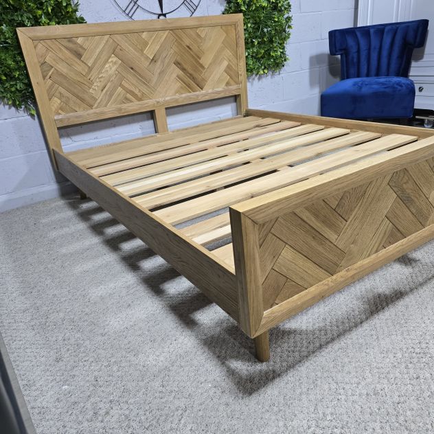 PreLoved Oak FurnitureLand Parquet King-Size Bed Frame - Solid Oak, Herringbone Pattern, Mid-Century Design PreLoved Oak FurnitureLand Parquet King-Size Bed Frame - Solid Oak, Herringbone Pattern, Mid-Century Design