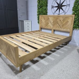 PreLoved Oak FurnitureLand Parquet King-Size Bed Frame - Solid Oak, Herringbone Pattern, Mid-Century Design PreLoved Oak FurnitureLand Parquet King-Size Bed Frame - Solid Oak, Herringbone Pattern, Mid-Century Design