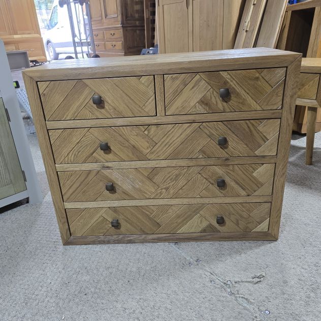 Pre-loved Oak FurnitureLand Parquet Chest of Drawers: Solid Oak, Herringbone Pattern, Dovetail Joints Pre-loved Oak FurnitureLand Parquet Chest of Drawers: Solid Oak, Herringbone Pattern, Dovetail Joints