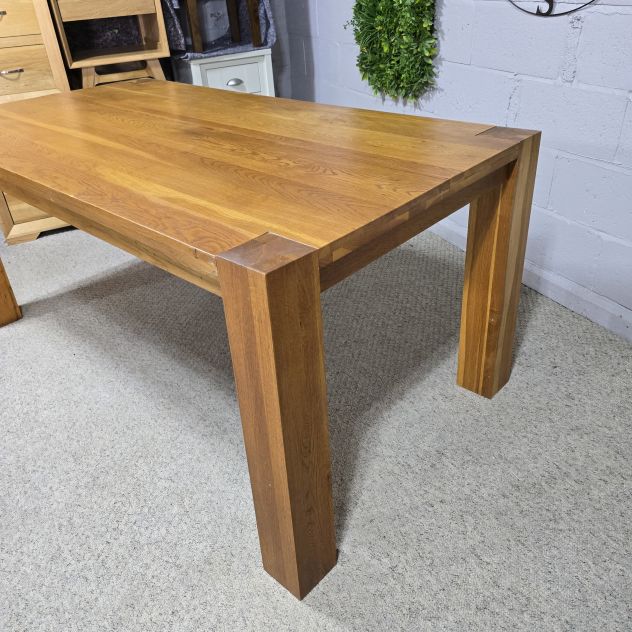 Second-Hand Solid Oak Dining Table: A Timeless Addition to Your Home Second-Hand Solid Oak Dining Table: A Timeless Addition to Your Home
