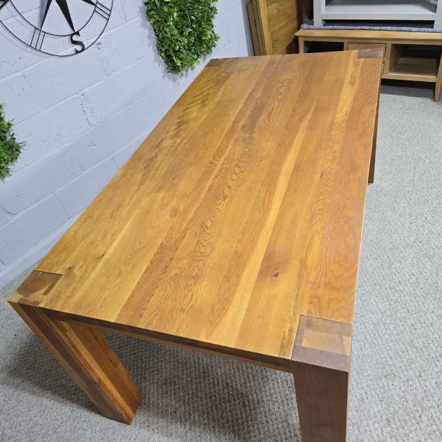 Second-Hand Solid Oak Dining Table: A Timeless Addition to Your Home Second-Hand Solid Oak Dining Table: A Timeless Addition to Your Home