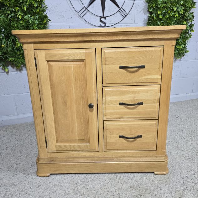 Explore the timeless quality of this PreLoved Oak Furniture Land Canterbury cupboard Explore the timeless quality of this PreLoved Oak Furniture Land Canterbury cupboard