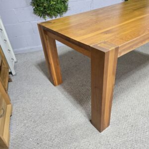 Second-Hand Solid Oak Dining Table: A Timeless Addition to Your Home Second-Hand Solid Oak Dining Table: A Timeless Addition to Your Home