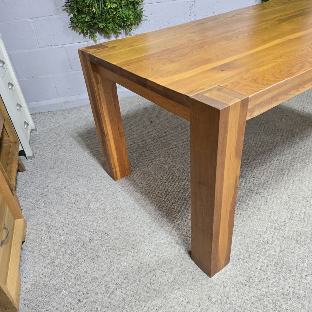 Second-Hand Solid Oak Dining Table: A Timeless Addition to Your Home Second-Hand Solid Oak Dining Table: A Timeless Addition to Your Home